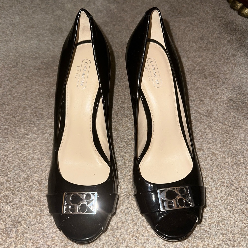 A beutiful coach pump shoes